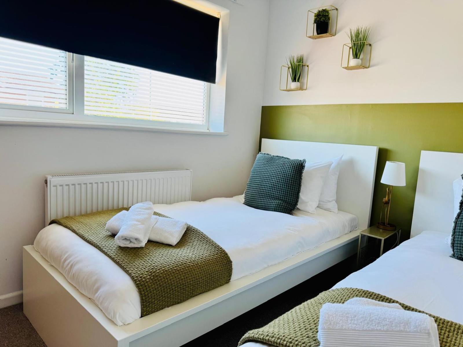 2 Bed House, Sleeps 6, Dog Friendly, Close To A14 M11, With Garden & Parking Long Stay Work Contractor Leisure, Jade Cambridge-i reptér Kültér fotó